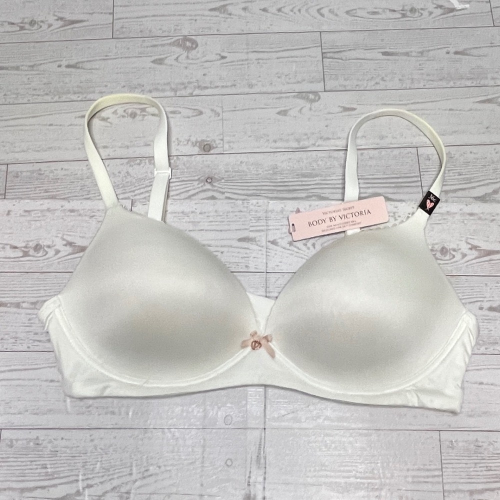 Victorias Secret Body by Victoria Wireless Bra 36C White Satin Heart Charm FLAW